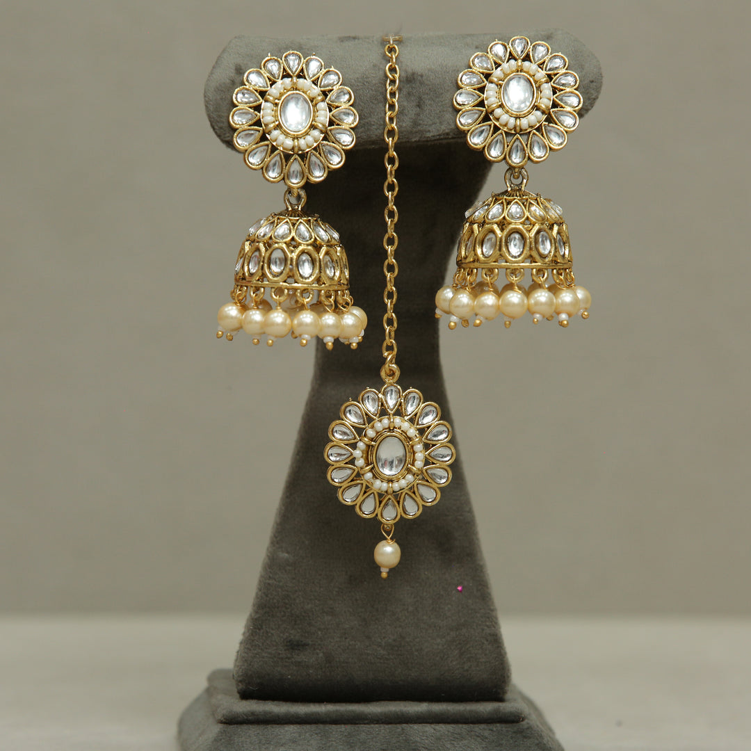 Kavya Kundan Earrings And Tikka