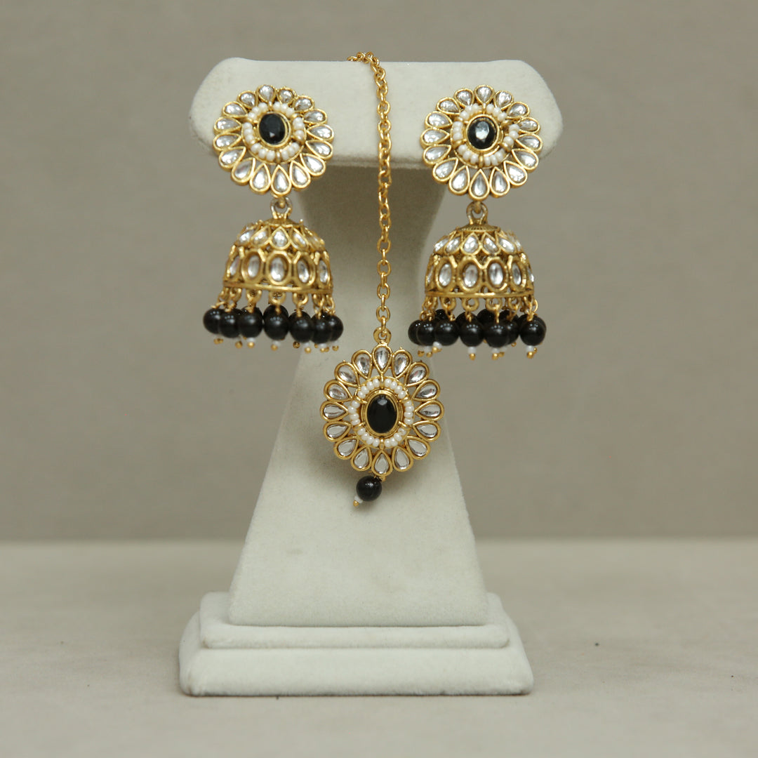 Kavya Kundan Earrings And Tikka