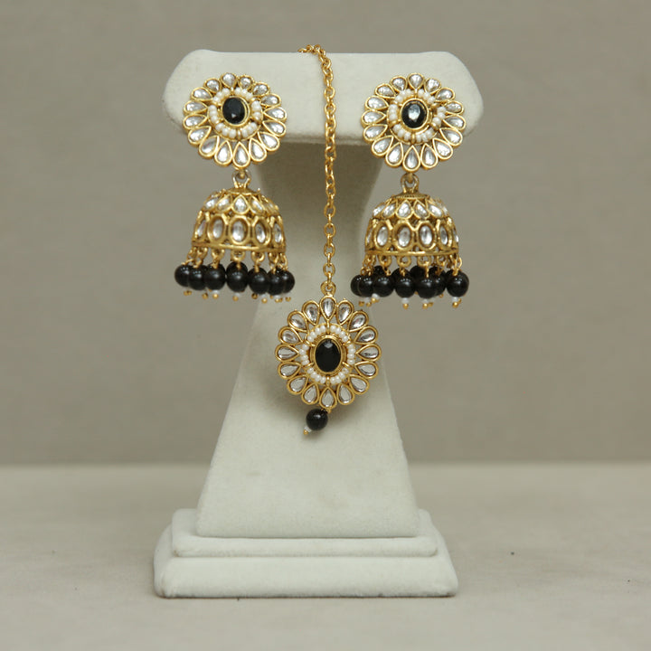 Kavya Kundan Earrings And Tikka