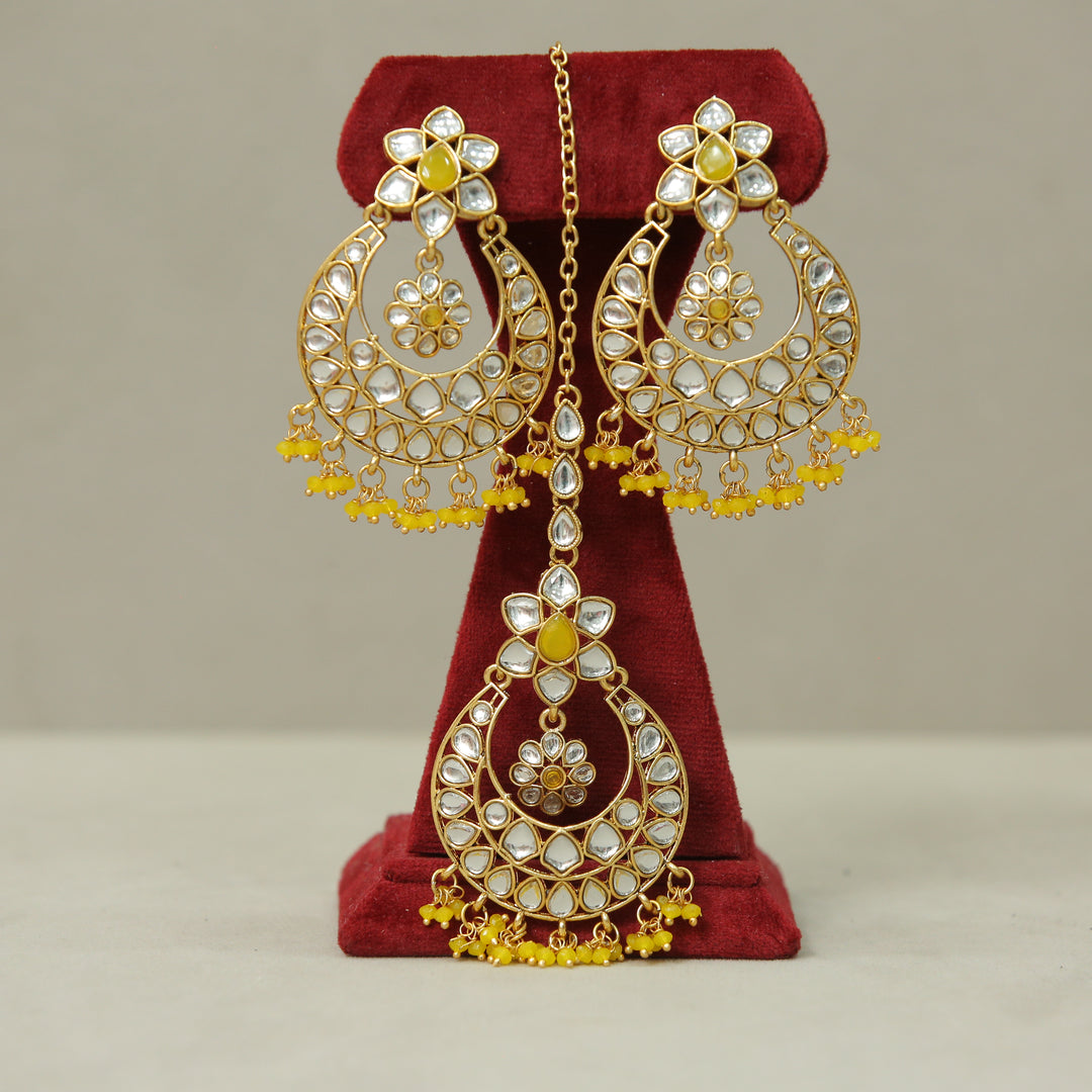 Neha Kundan Earrings And Tikka