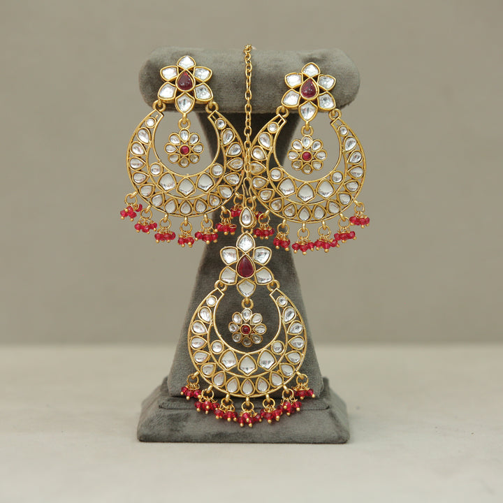 Neha Kundan Earrings And Tikka