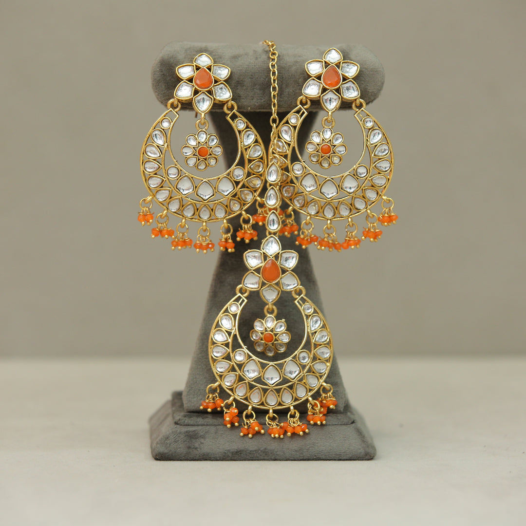 Neha Kundan Earrings And Tikka