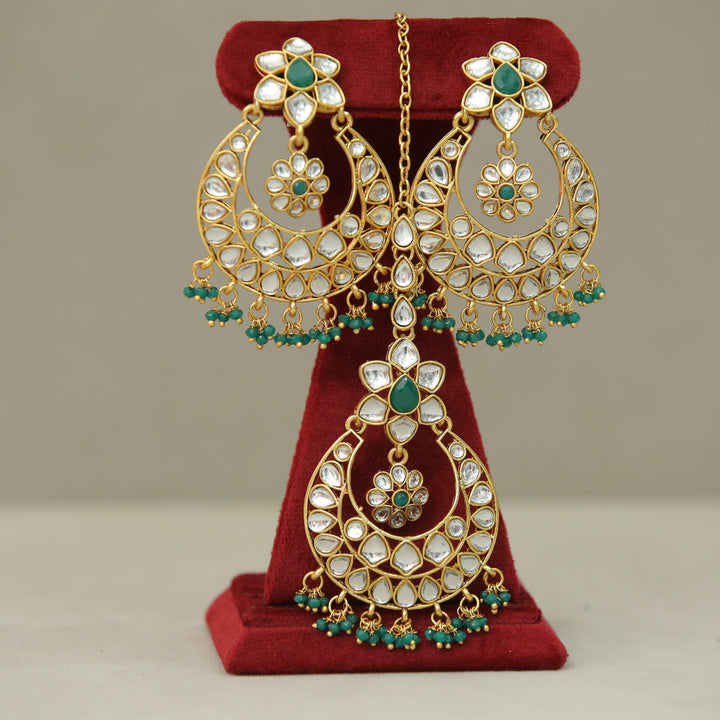 Neha Kundan Earrings And Tikka