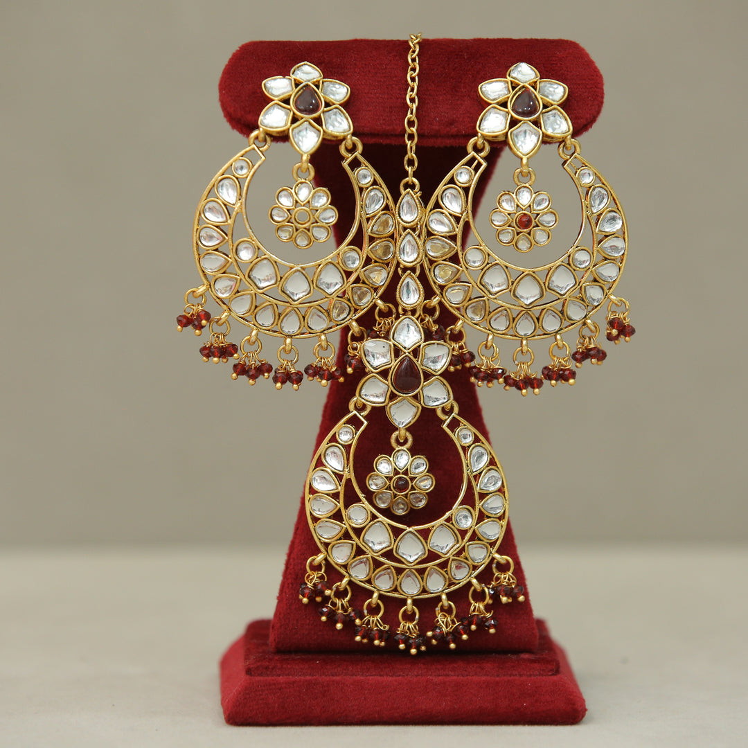 Neha Kundan Earrings And Tikka