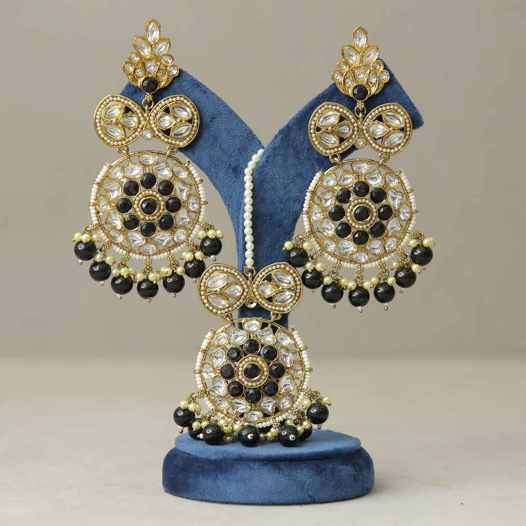 Aarushi Kundan Earrings And Tikka