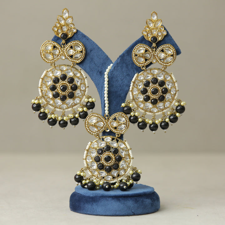 Aarushi Kundan Earrings And Tikka