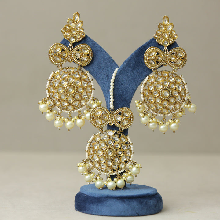 Aarushi Kundan Earrings And Tikka