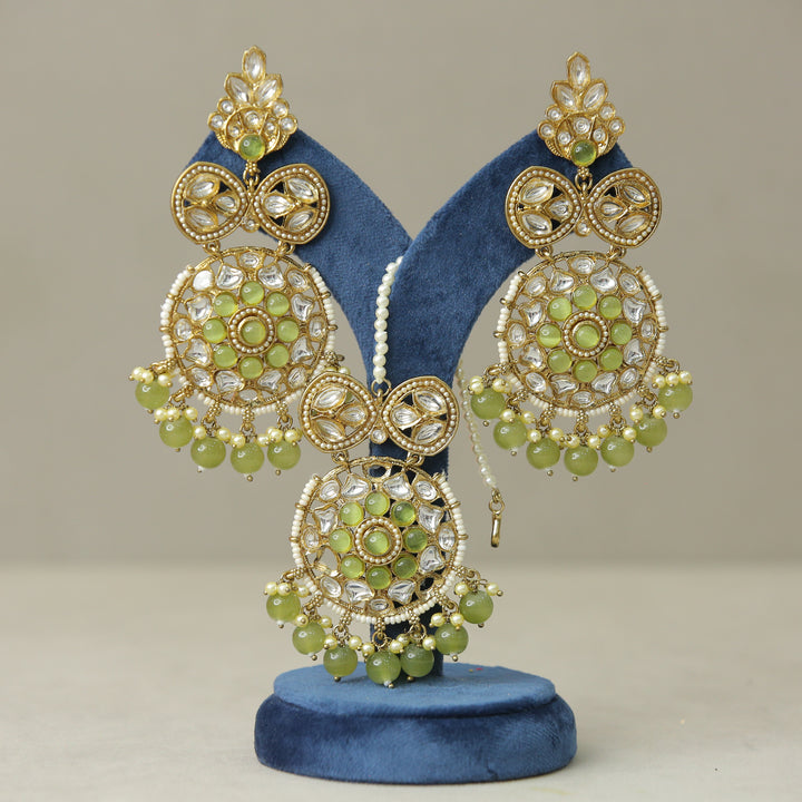 Aarushi Kundan Earrings And Tikka