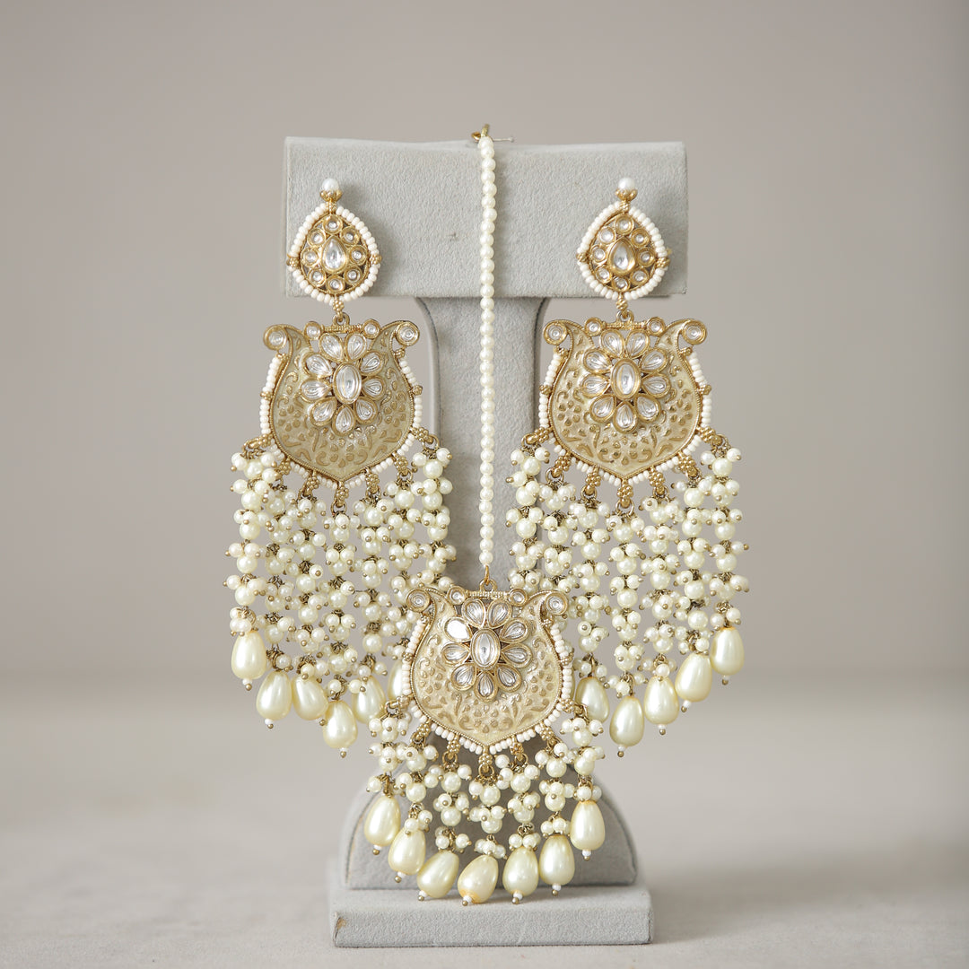 Anaisha Kundan Earrings With Tikka