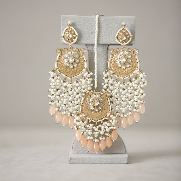 Anaisha Kundan Earrings With Tikka