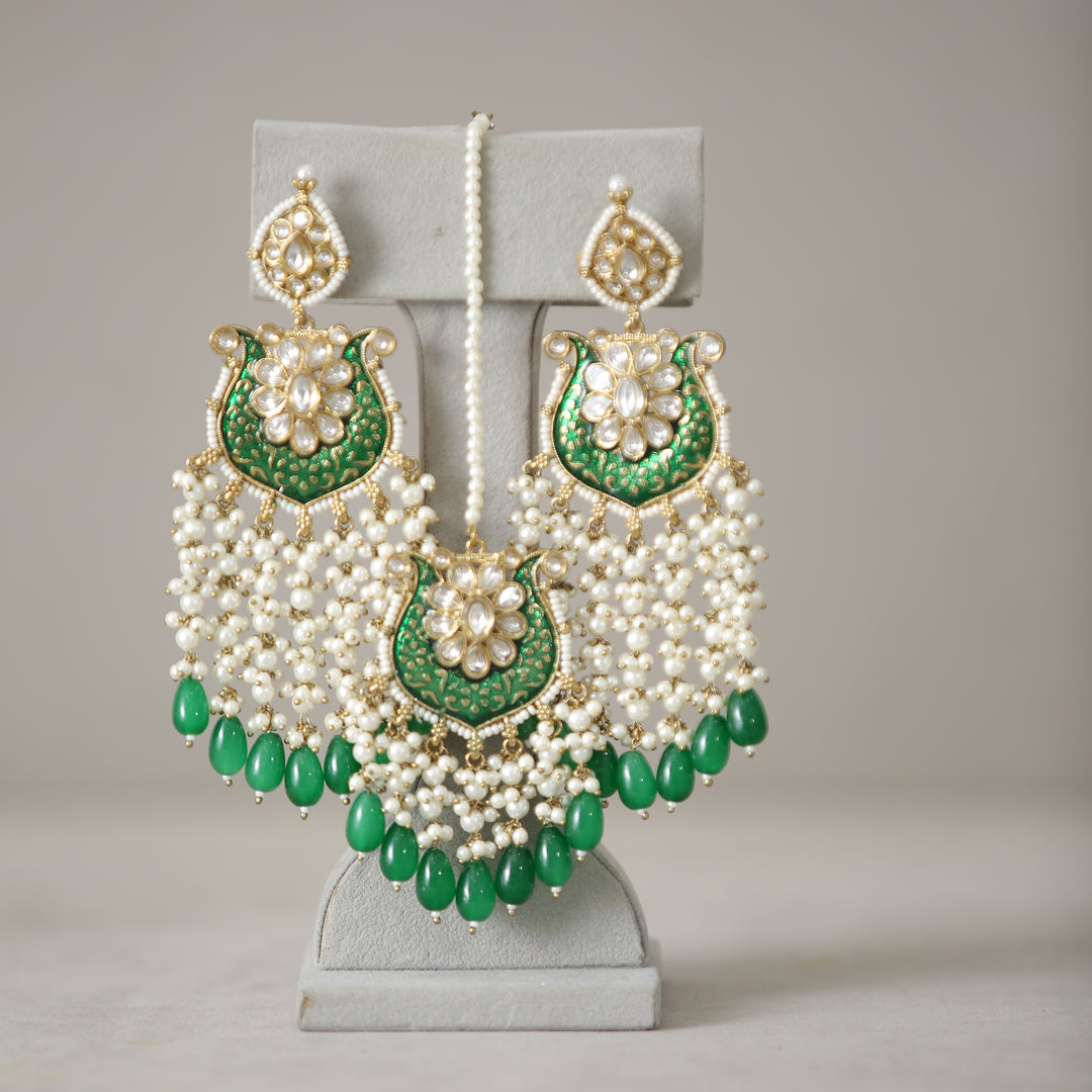 Anaisha Kundan Earrings With Tikka