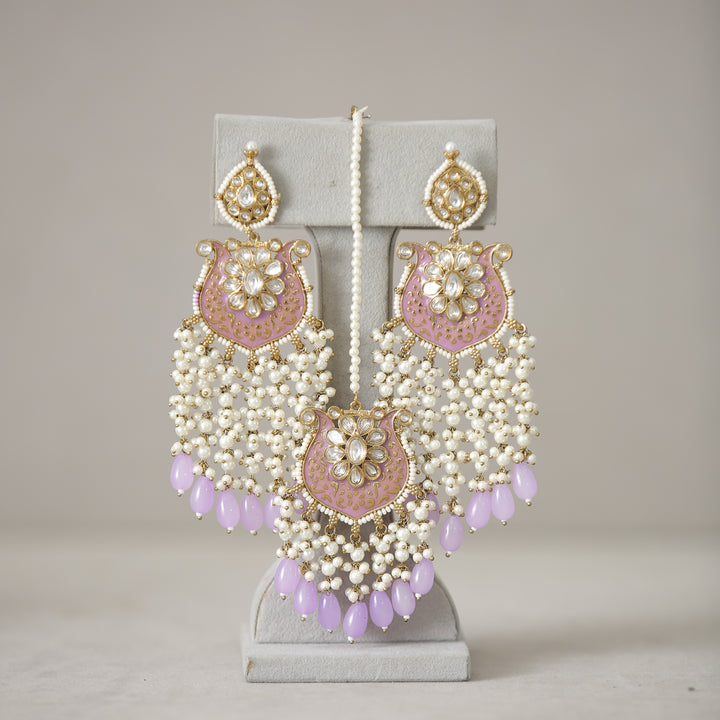 Anaisha Kundan Earrings With Tikka