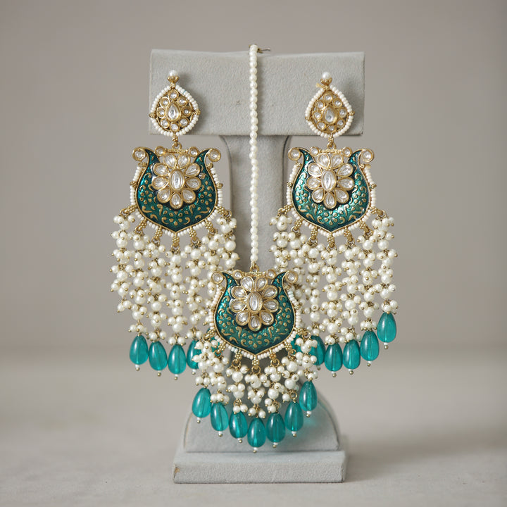 Anaisha Kundan Earrings With Tikka