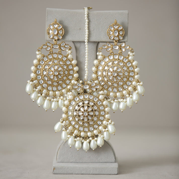 Geetika Kundan Earrings With Tikka