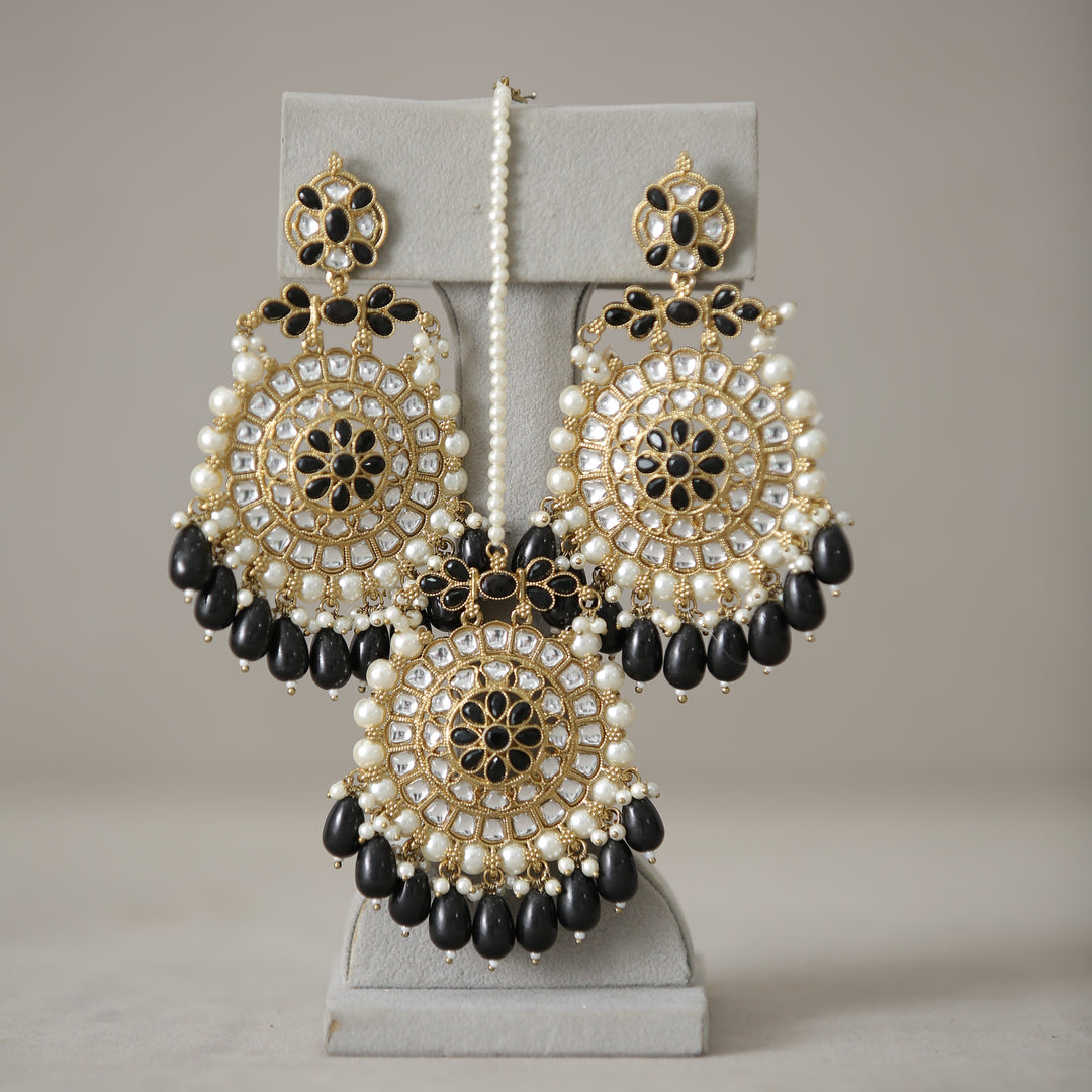 Geetika Kundan Earrings With Tikka