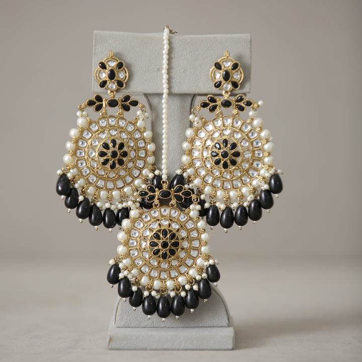 Geetika Kundan Earrings With Tikka