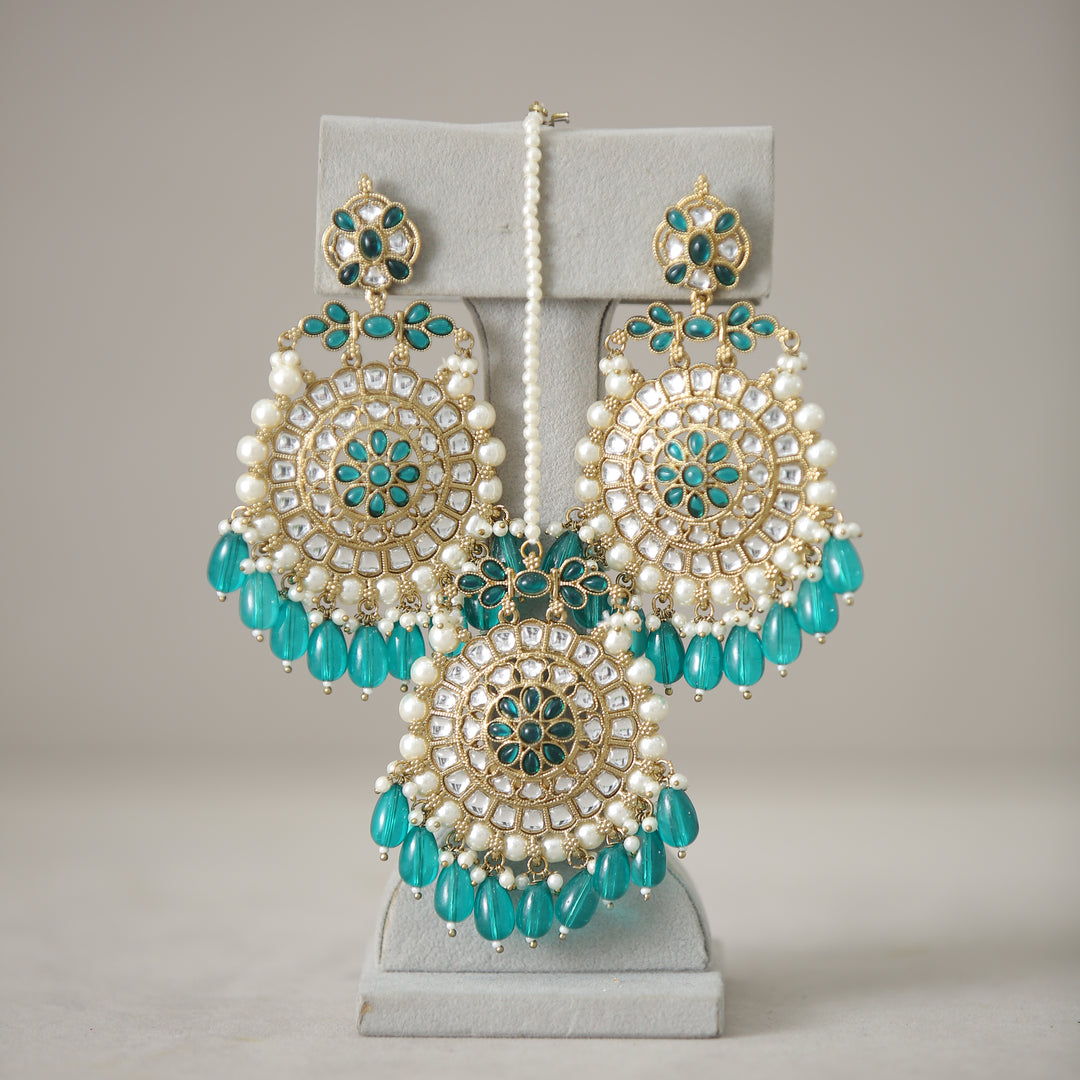 Geetika Kundan Earrings With Tikka